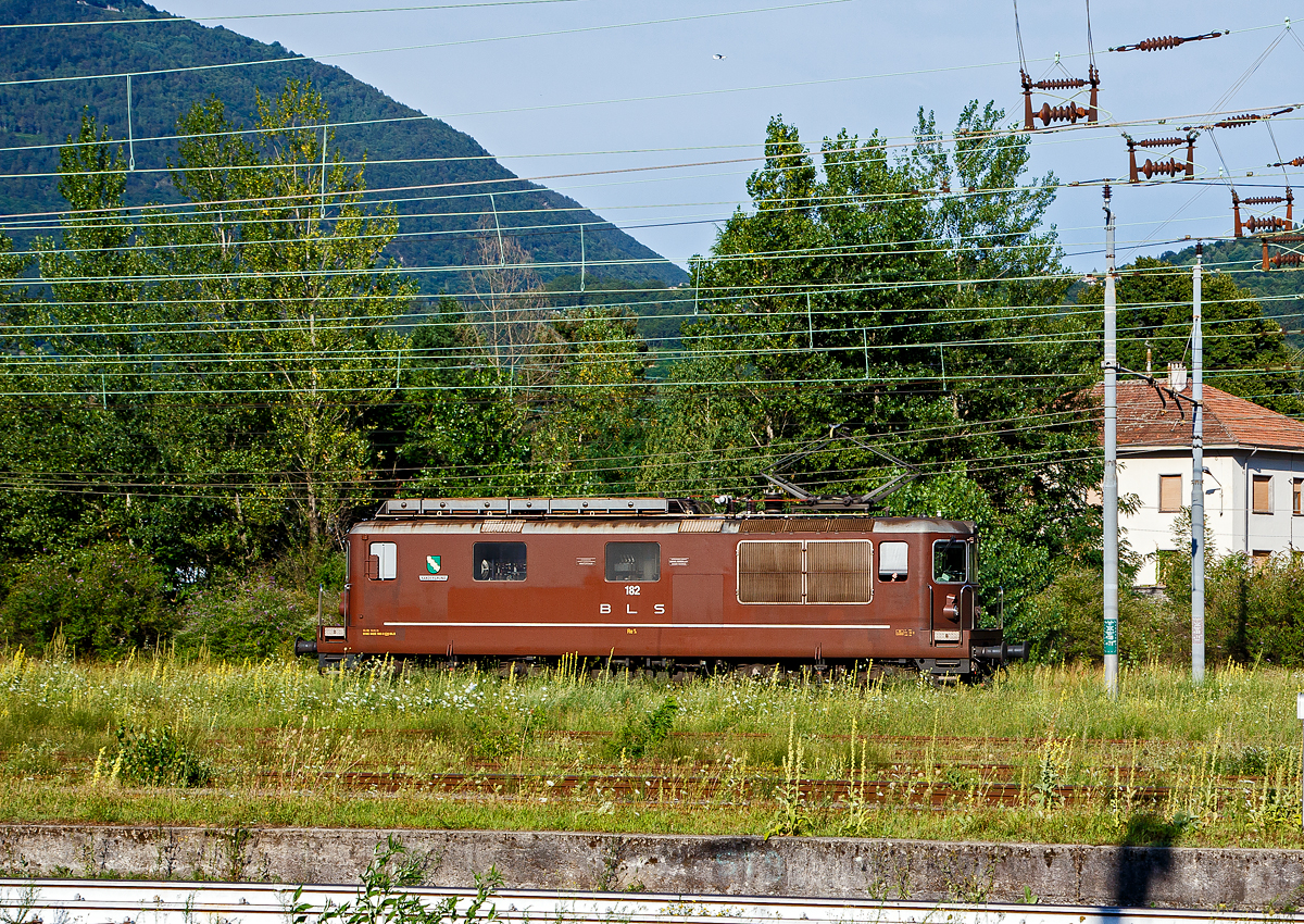 Die BLS Re 4/4 182 „Kandergrund“ / Re 425 182 (91 85 4425 182-3 CH-BLS) fährt am 02.08.2019 als Lz (solo) über die einspurige Güterzugumfahrung Domodossola zum Rangierbahnhof Beura-Cardezza (ex Rbf Domodossola II). Diese Strecke ist mit 15 kV 16,7 Hz Wechselstrom elektrifiziert. 

Die Re 4/4 wurde 1974 von der Schweizerische Lokomotiv- und Maschinenfabrik (SLM) in Winterthur unter der Fabriknummer 5038 gebaut, die elektrische Ausrüstung ist von BBC.