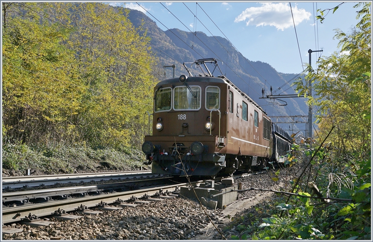 Die BLS Re 4/4 188 erreicht Varzo.
27. Okt. 2017