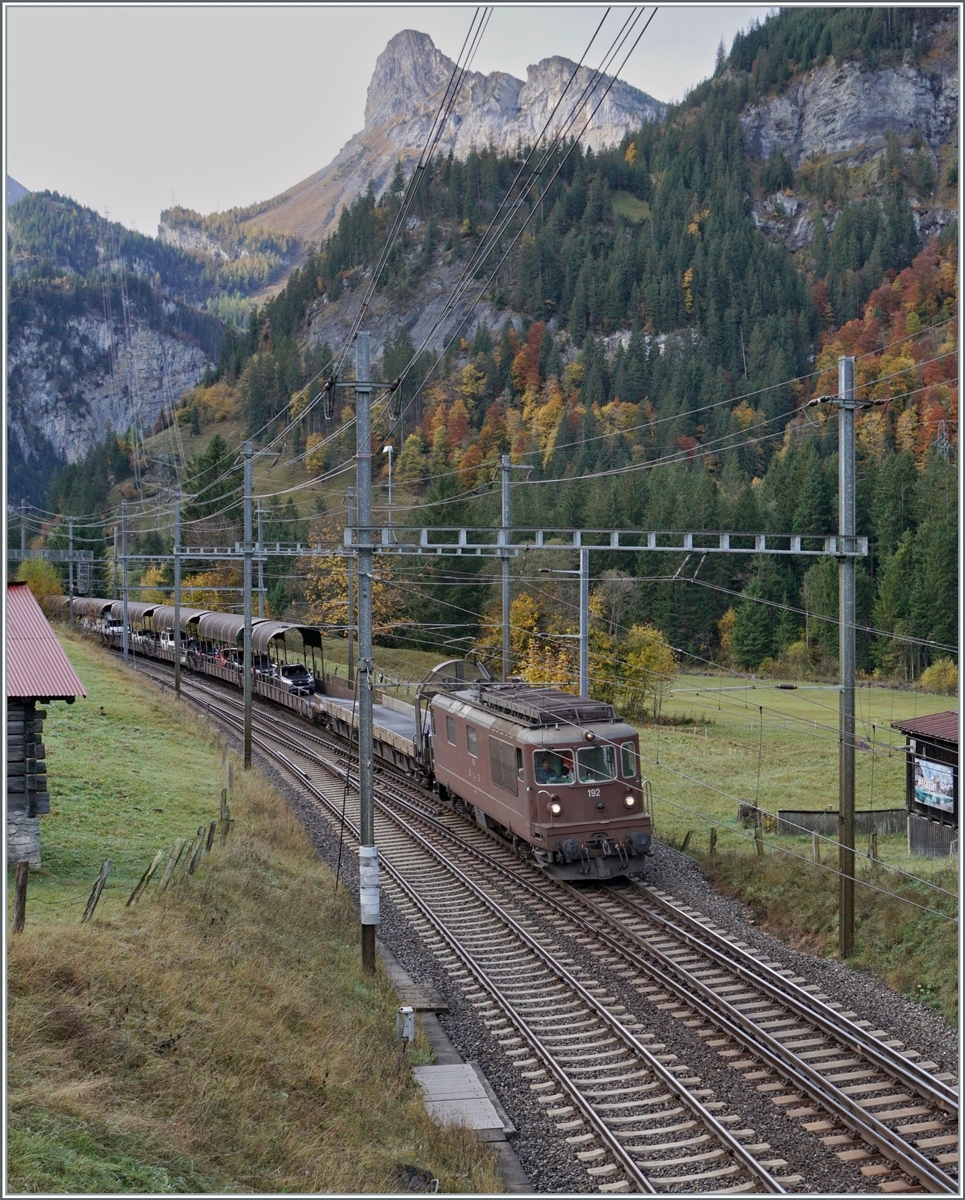 Die BLS Re 4/4  192 ist kurz vor Kandersteg mit einem Autoltunnel-Zug unterwegs. 

11. Okt. 2022