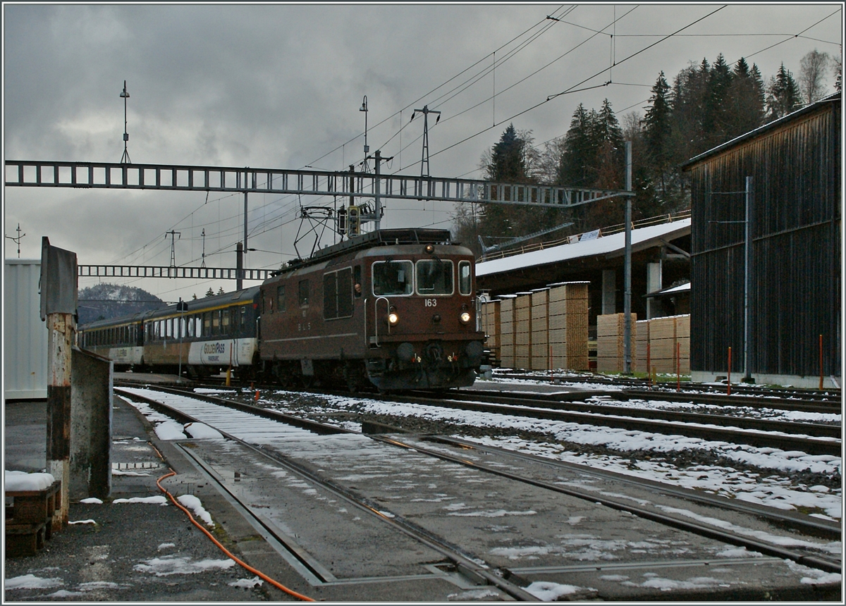 Die BLS Re 4/4 193  Grenchen  mit einem GoldenPass RE bei der Ausfahrt in Erlenbach.
24. Nov. 2013