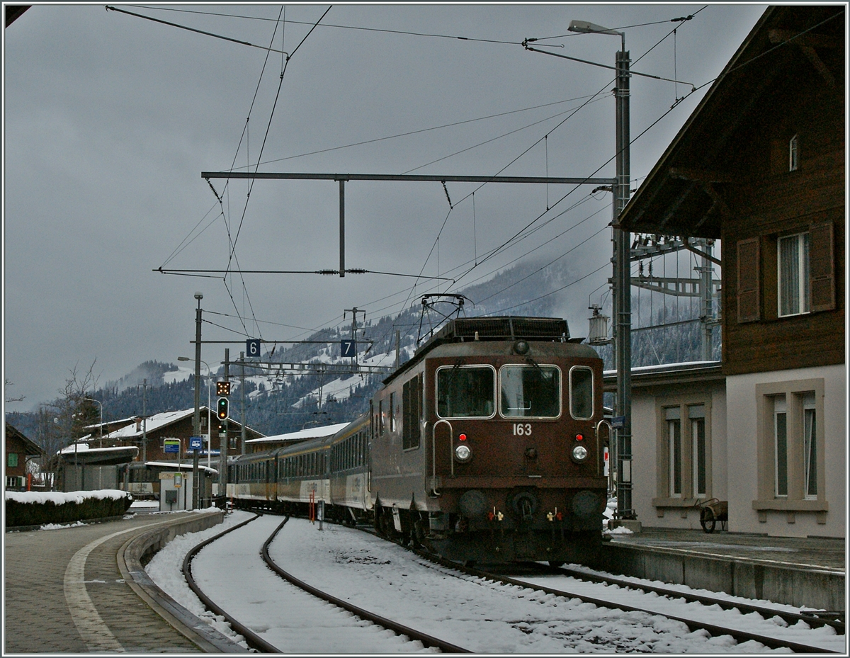 Die BLS Re 4/4 193  Grenchen  verlässt mit ihrem Golgenpass RE Zweisimmen Richtung Interlaken.
24.11.2013