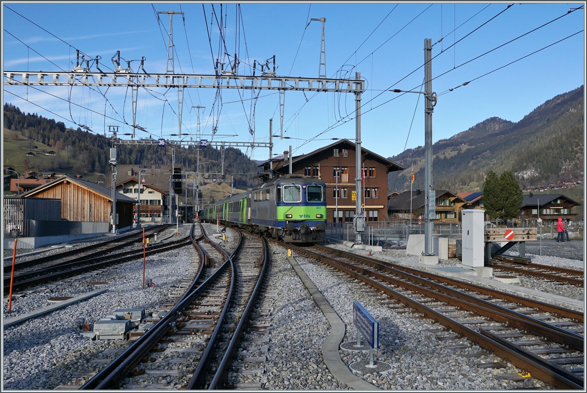 Die BLS Re 4/4 501 erreiht mit ihrem RE von Inerlaken Ost kommend den Bahnhof von Zweisimmen. 

25. Nov. 2020