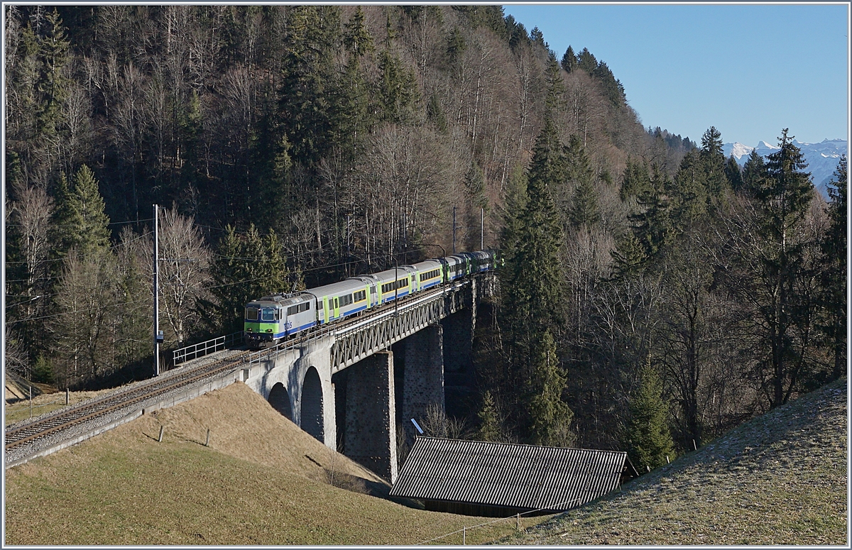 Die BLS Re 4/4 II 501 ist mit ihrem RE auf dem Weg nach Zweisimmen auf der Bunschenbachbrücke unterwegs. 

12. Januar 2020