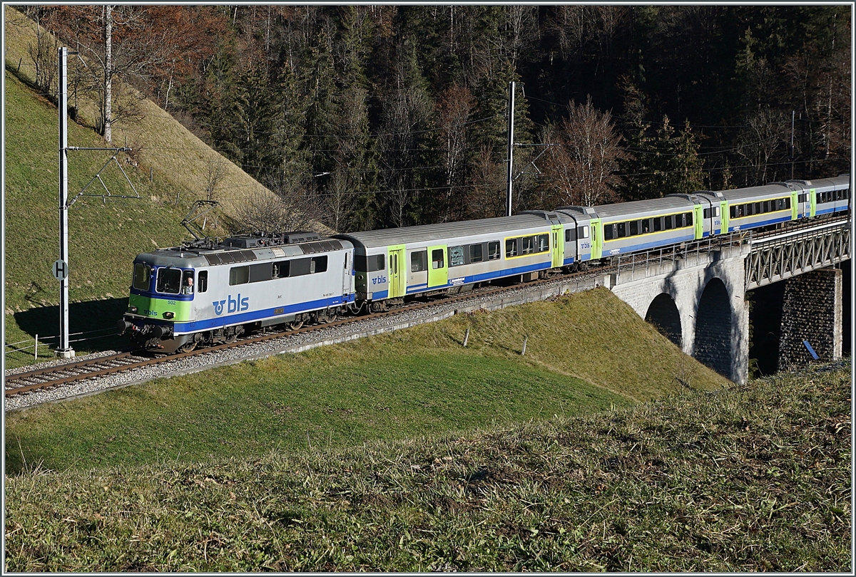 Die BLS Re 4/4 II 502 ist mit ihrem RE auf dem Weg von Interlaken Ost nach Zweisimmen und fährt bei Weissenburg über den Bunschenbach Viadukt.

25. Nov. 2020