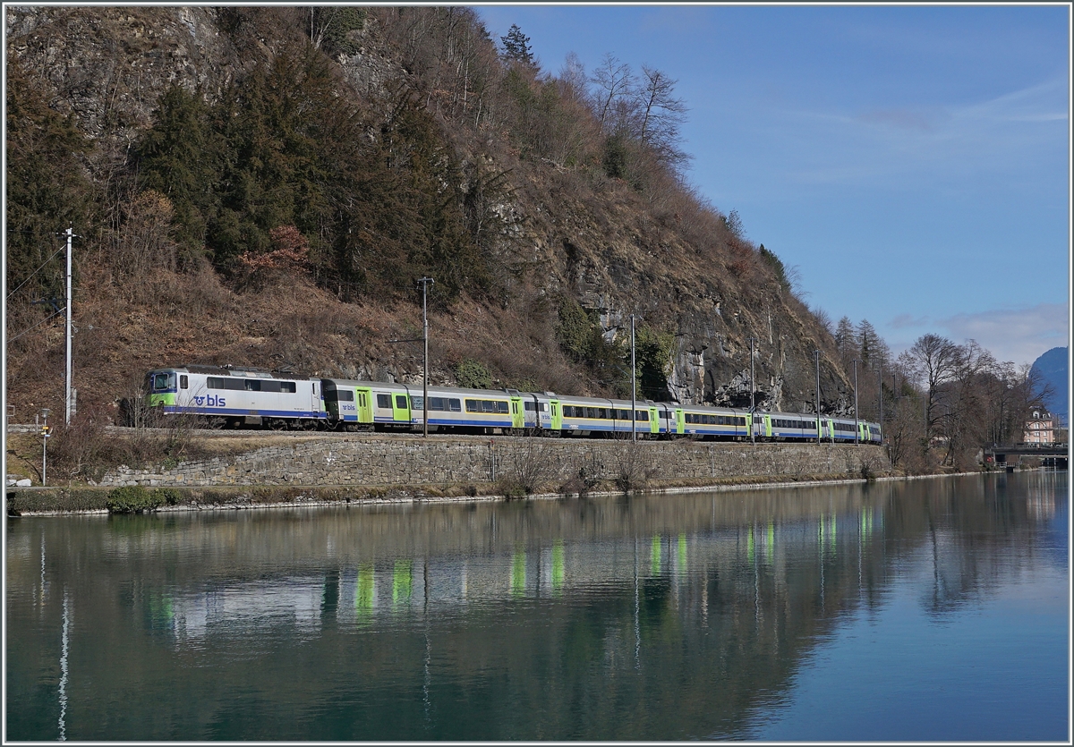 Die BLS Re 4/4 II 501 erreicht mit dem RE 4068 von Zweisimmen kommend in Kürze sein Ziel Interlaken Ost. Der geschoben Zug ist wie folgt formiert: (von vorne nach hinten): EW III Bt 50 85 80-35 994-3 CH-BLS, EW III B 50 85 29-34 000-4 CH-BLS, EW III B 50 85 29-34 020-2 CH-BLS, EW III A 50 85 18-34 011-4 CH-BLS, EW III A 50 85 18 34 022-1 und dem EW III AD 50 85 34-003-3 CH-BLS, sowie der bereits erwähnten Re 4/4 501. 

17. Februar 2021