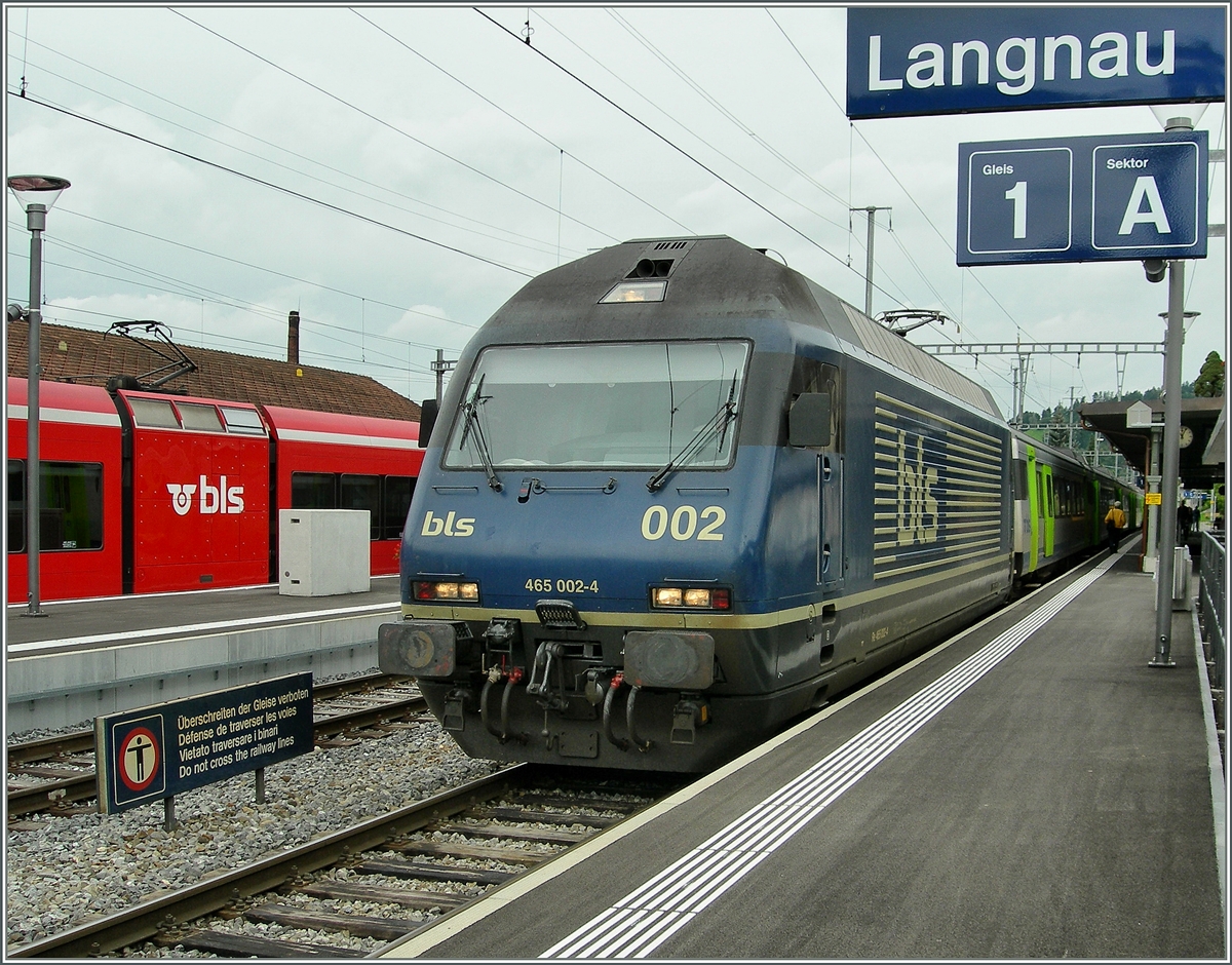 Die BLS Re 465 002-4 mit einem RE nach Luzern beim Halt in Langnau. 
3. Juli 2007