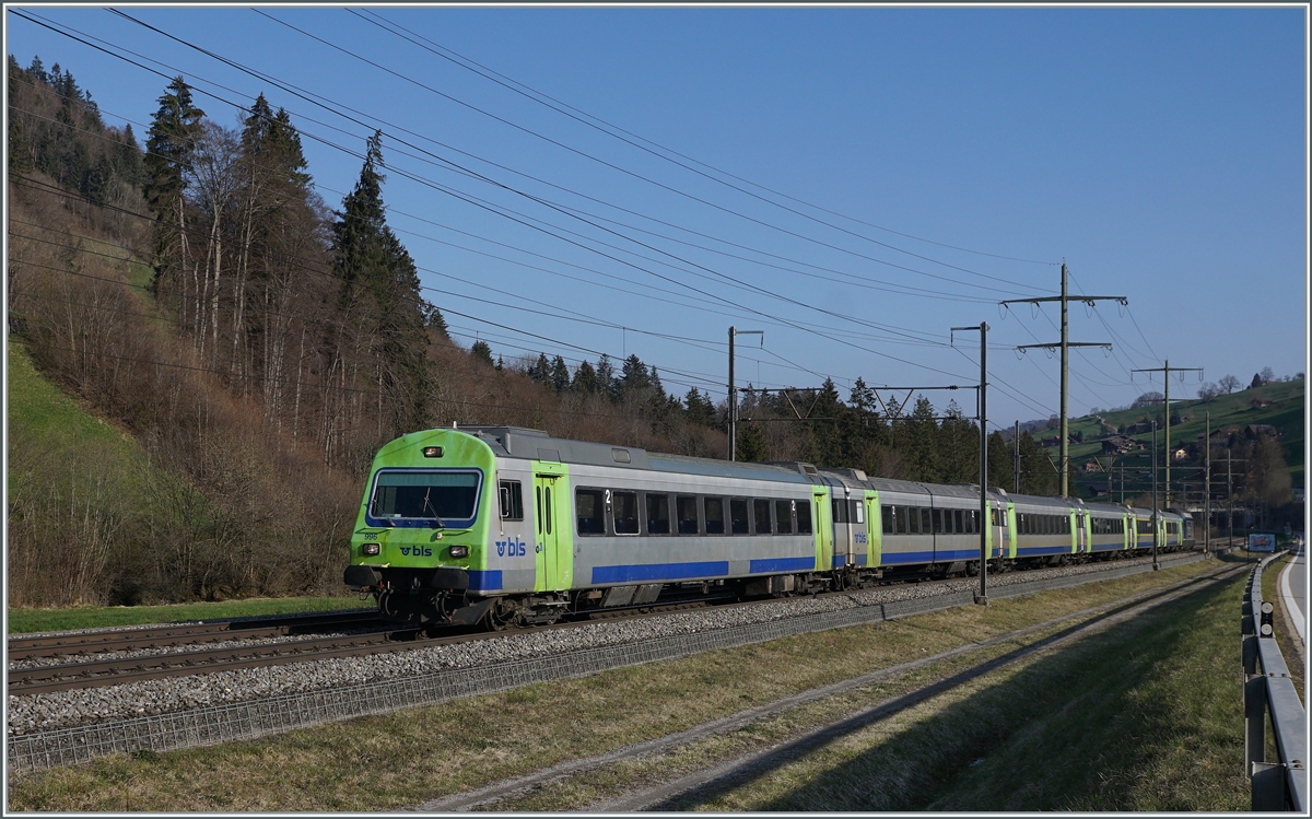 Die BLS Re 465 002 erreicht mit ihrem EW III Regionazug von Spiez nach Frutigen den Halt Mülenen.

14. April 2021