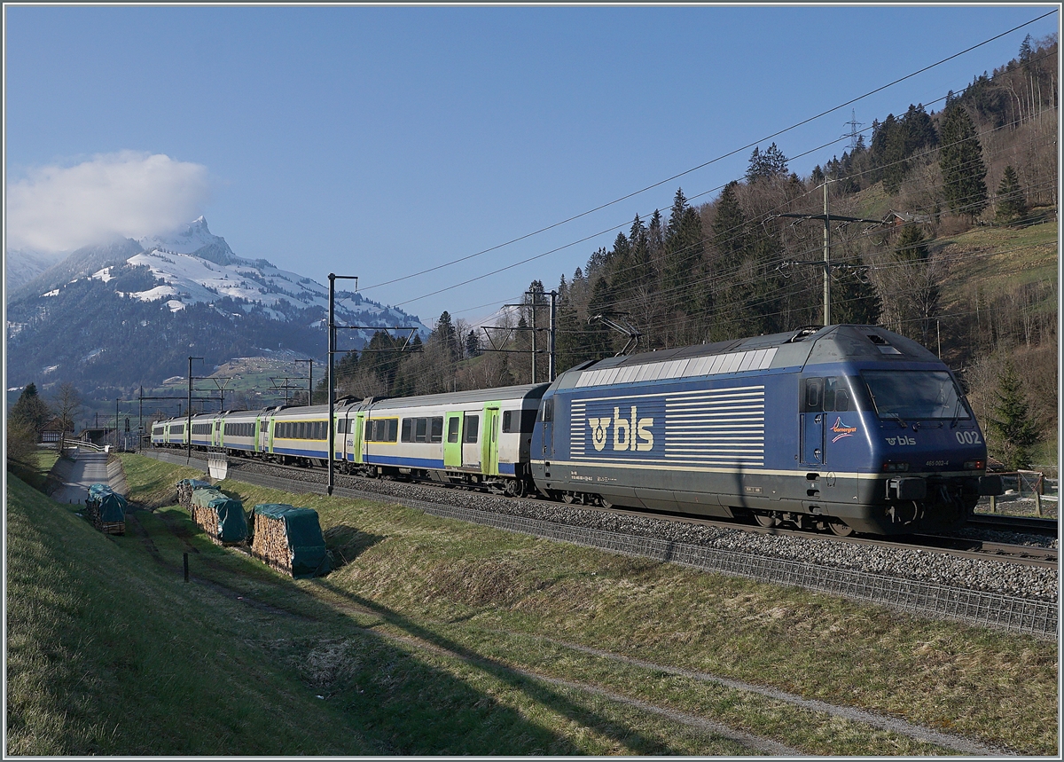 Die BLS Re 465 002 erreicht mit ihrem EW III Regionazug von Spiez nach Frutigen den Halt Mülenen.

14. April 2021