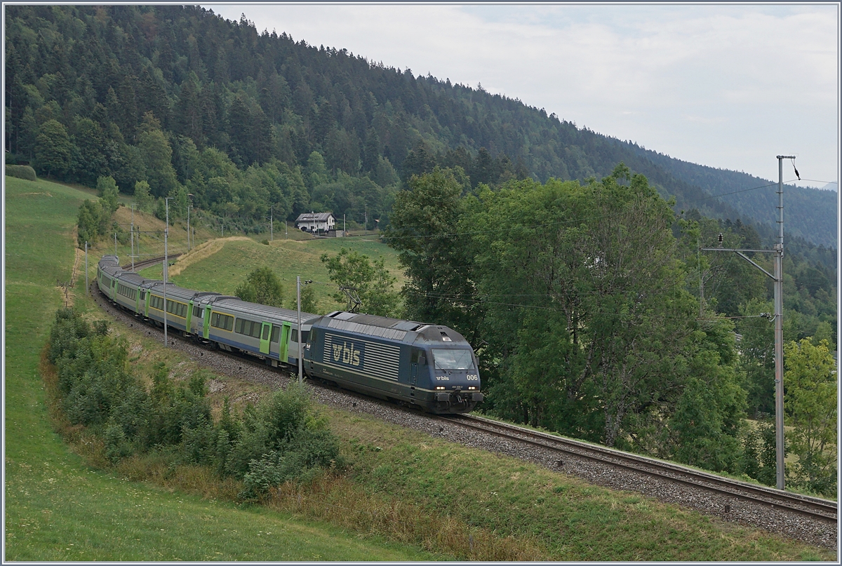 Die BLS Re 465 006 ist mit einen EW III RE von La Chaux de Fonds nach Bern bei Les Hauts Geneveys unterwegs. 

12. Aug. 2020