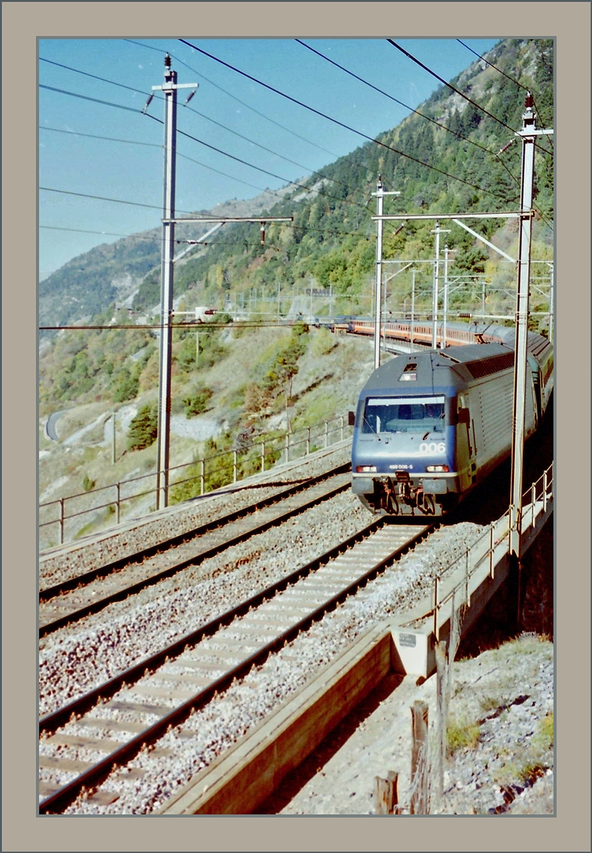 Die BLS Re 465 006 ist bei Hohtenn auf der BLS Südrampe mit dem EC  Monteverdi  Bern / (Genève) - Brig - Venezia unterwegs.

Analogbild vom Mai 1995