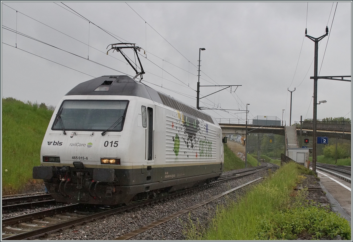 Die BLS Re 465 015 (UIC N°: 91 85 4465 015 6)  CAT'S EYE  in Vufflens la Ville. 28. April 2014