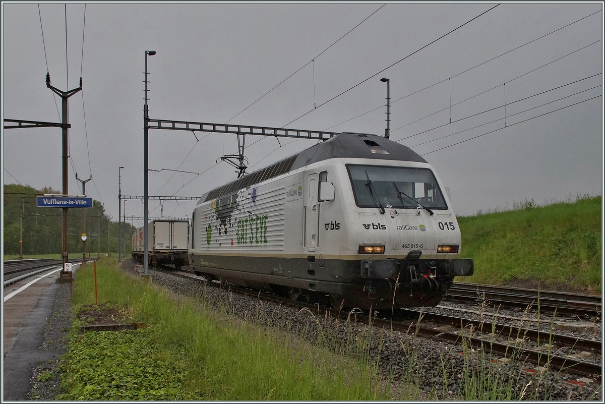 Die BLS Re 465 015 (UIC N°: 91 85 4465 015 6)  CAT'S EYE  in Vufflens la Ville. 28. April 2014 