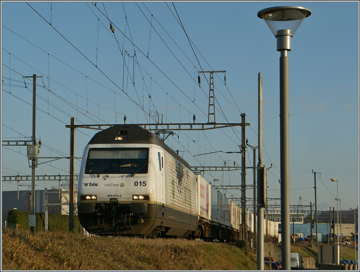 Die BLS Re 465 465 015 (UIC N°: 91 85 4465 015 6)  CAT'S EYE  erreicht über die Verbindungslinie von Genève her kommend Bussigny und fährt anschliessend nach Vufflens la Ville weiter. 31 Jan. 2014