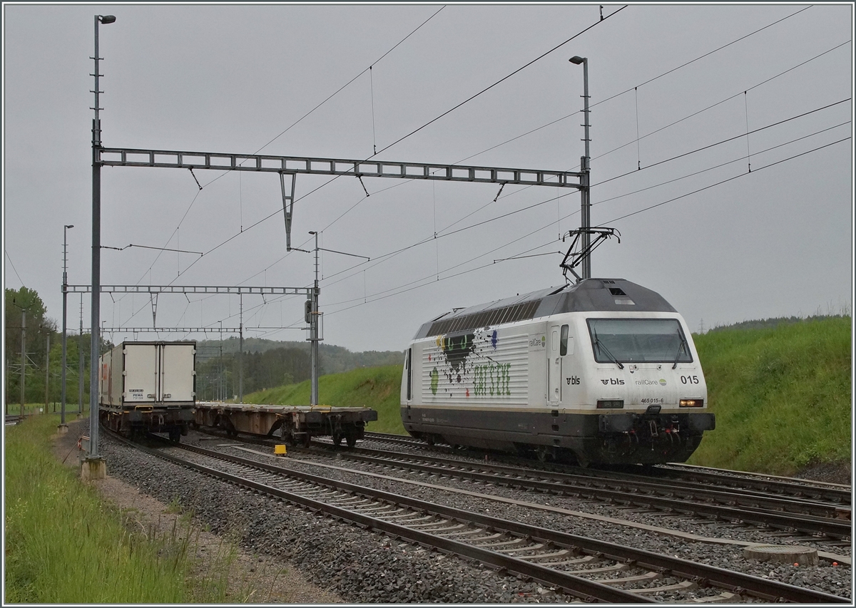 Die BLS Re 465 465 015 (UIC N°: 91 85 4465 015 6)  CAT'S EYE  setzt in Vufflens la Ville um und setzt sich kurz darauf vor die Abfuhr. 
28. April 2014