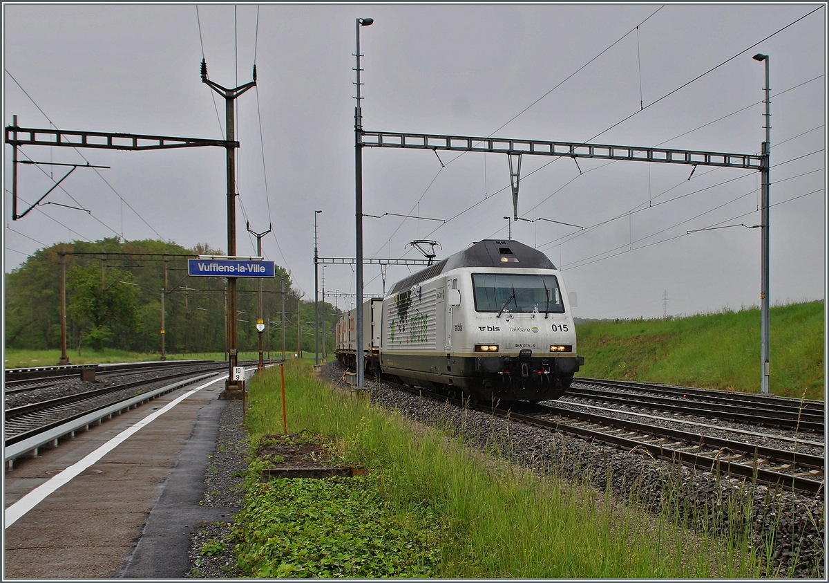 Die BLS Re 465 465 015 (UIC N°: 91 85 4465 015 6)  CAT'S EYE  hat ihr Ziel Vufflens la Ville erreicht.
28. April 2014