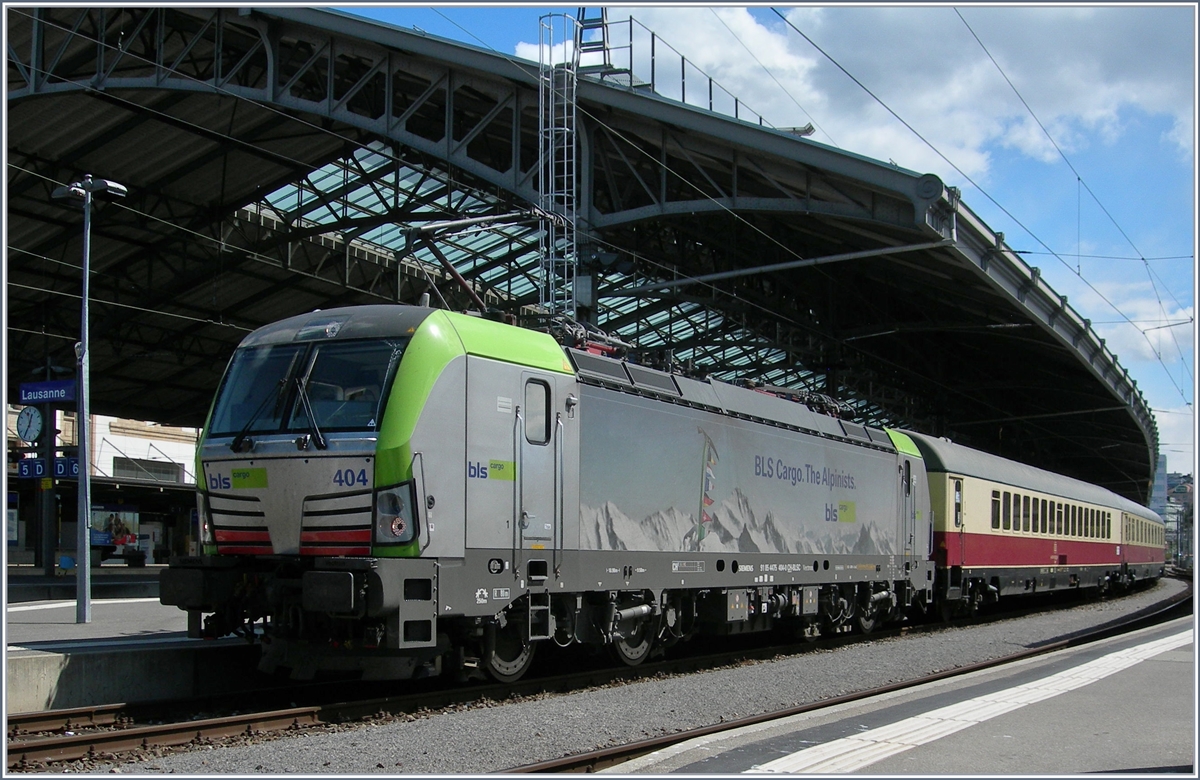 Die BLS Re 475 404 mit ihrem edlen Anhang beim kurzen Halt in Lausanne.
18. April 2017