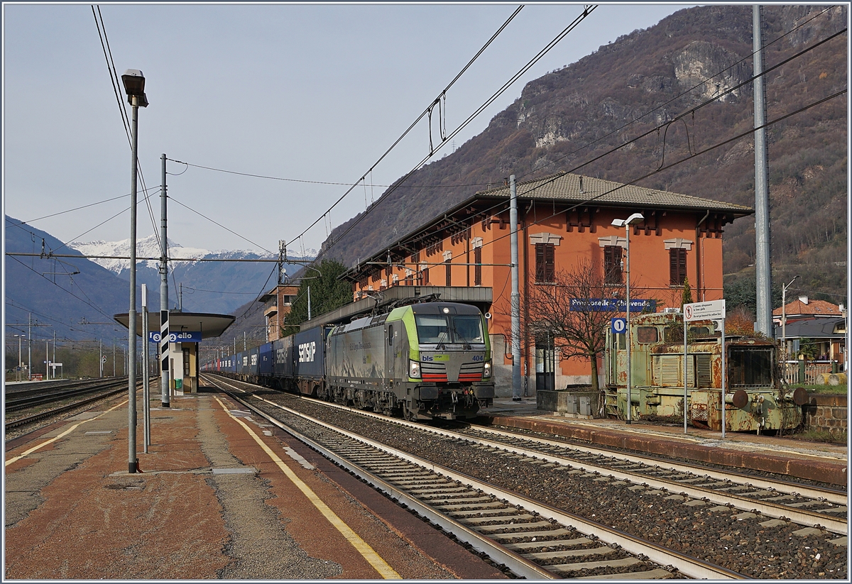 Die BLS Re  475 404 mit einem langen Container-Zug bei der Durchfahrt in Premosello Chiavenda.
29. Nov. 2018
