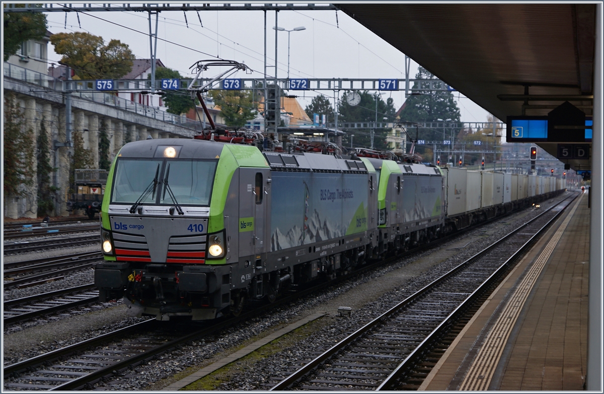 Die BLS Re 475 410 und eine weitere warten am relativ frühen (und daher dunklen) Morgen in Spiez mit einem langen Güterzug auf ihre Weiterfahrt.
9. Nov. 2017
