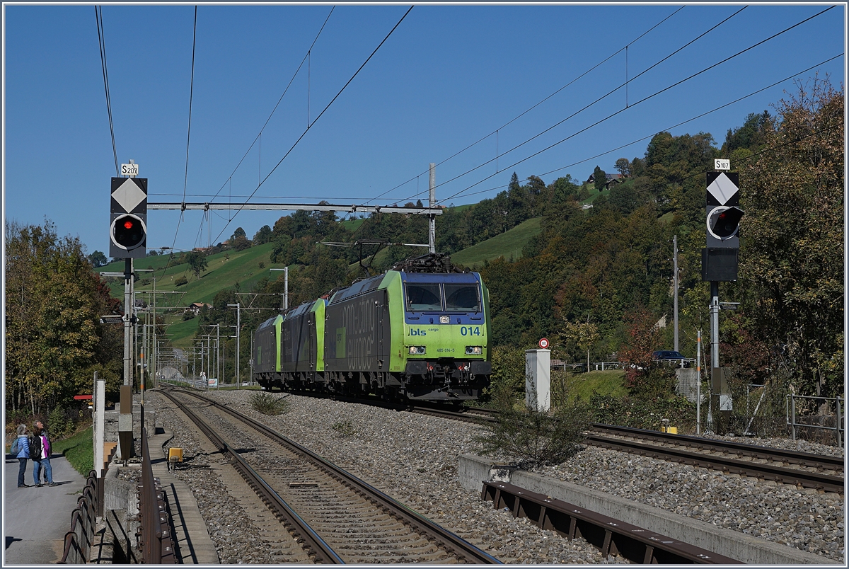 Die BLS Re 485 014-5 schleppt bei Mülenen zwei weitere Richtung Süden.
10. Okt. 2018
