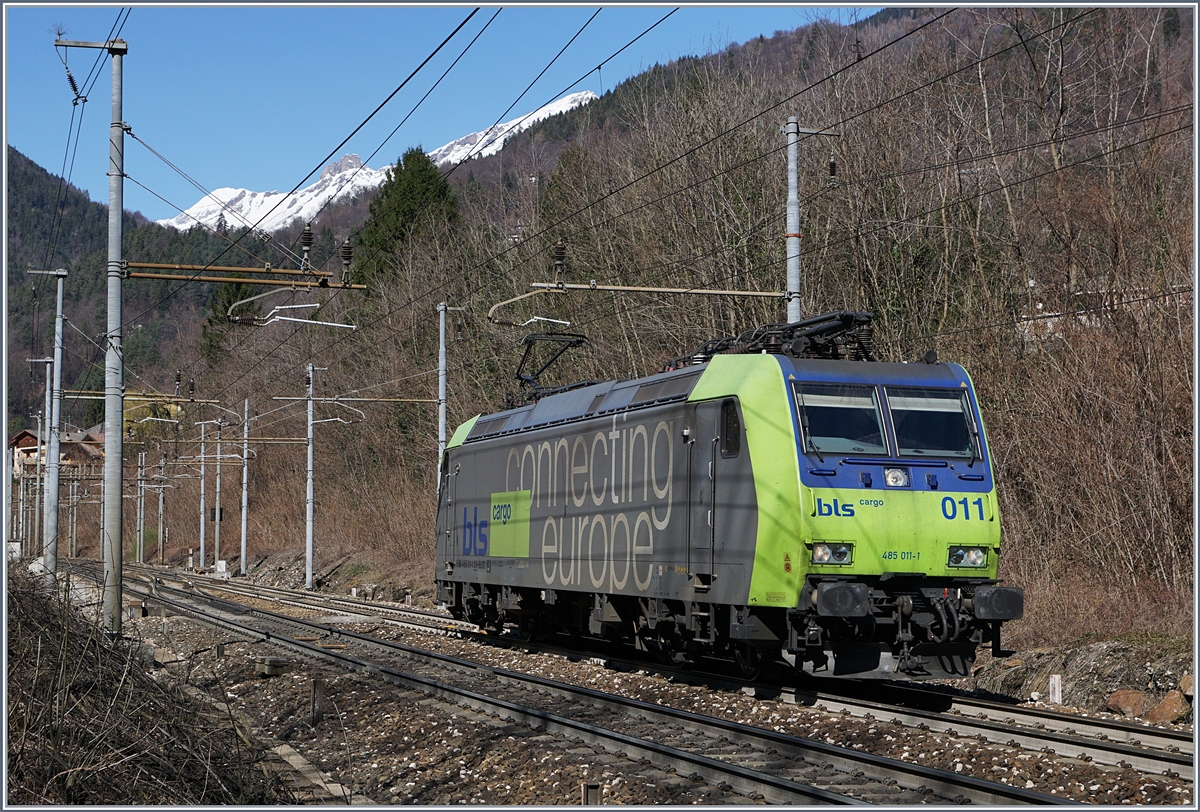 Die BLS Re484 011-1 bei Varzo. 

11. März 2017
 