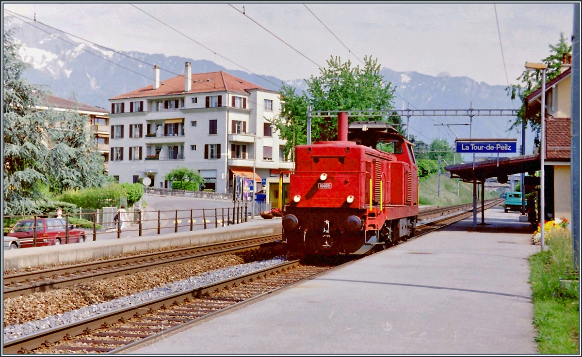 Die Bm 4/4 18409 fährt in La Tour de Peilz in Richtung Lausanne durch. 

Frühjahr 1995 