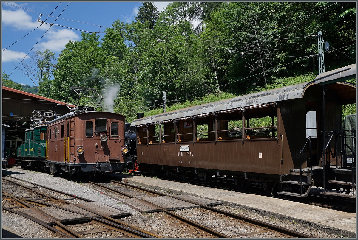 Die BOB HG 3/3 29 der Blonay Chamby Bahn in Chaulin vor dem Hintergrund des BOB Kaiserwagens.

13. Juni 2022