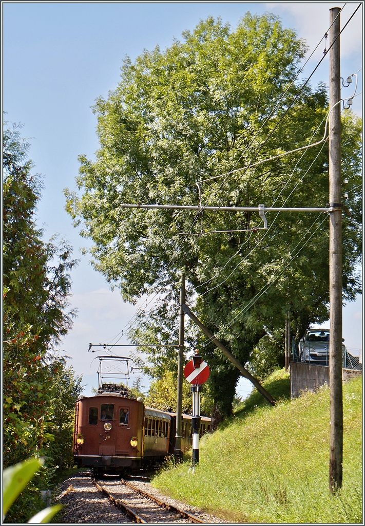 Die BOB HGe 3/3 29 auf der Fahrt nach Chaulin beim Einfahrtsignal von Blonay . 
13. Sept. 2014