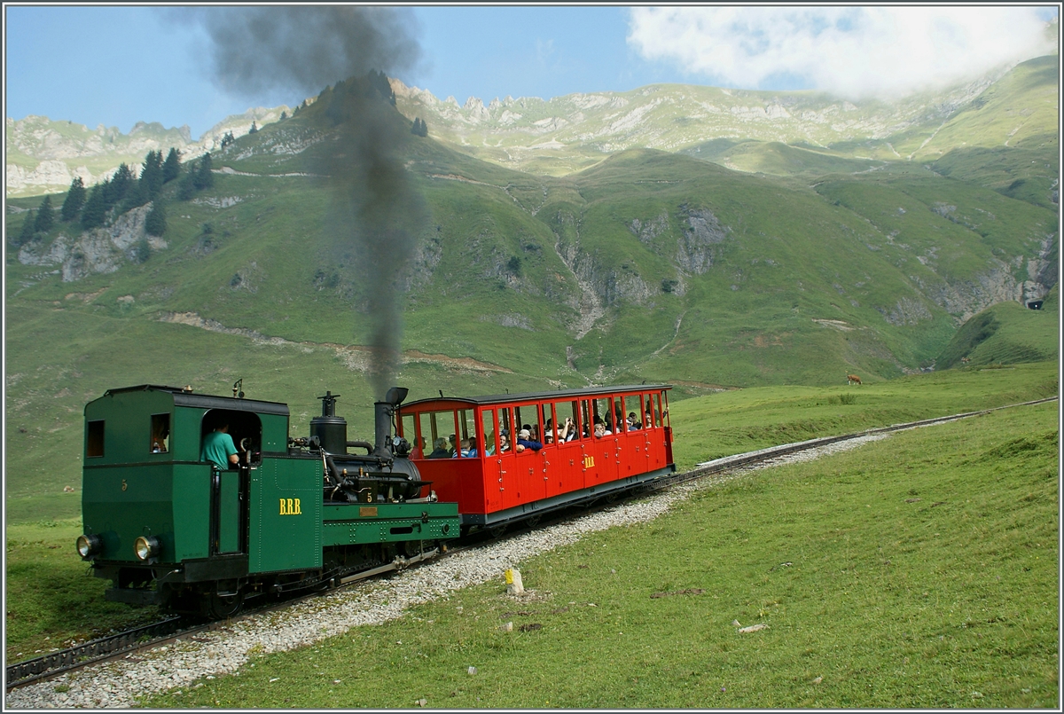 Die BRB HG 2/3 N 5 dampft mit einen Vorstellwagen Bergwrts.
Chuamad, den 30 Aug. 2013