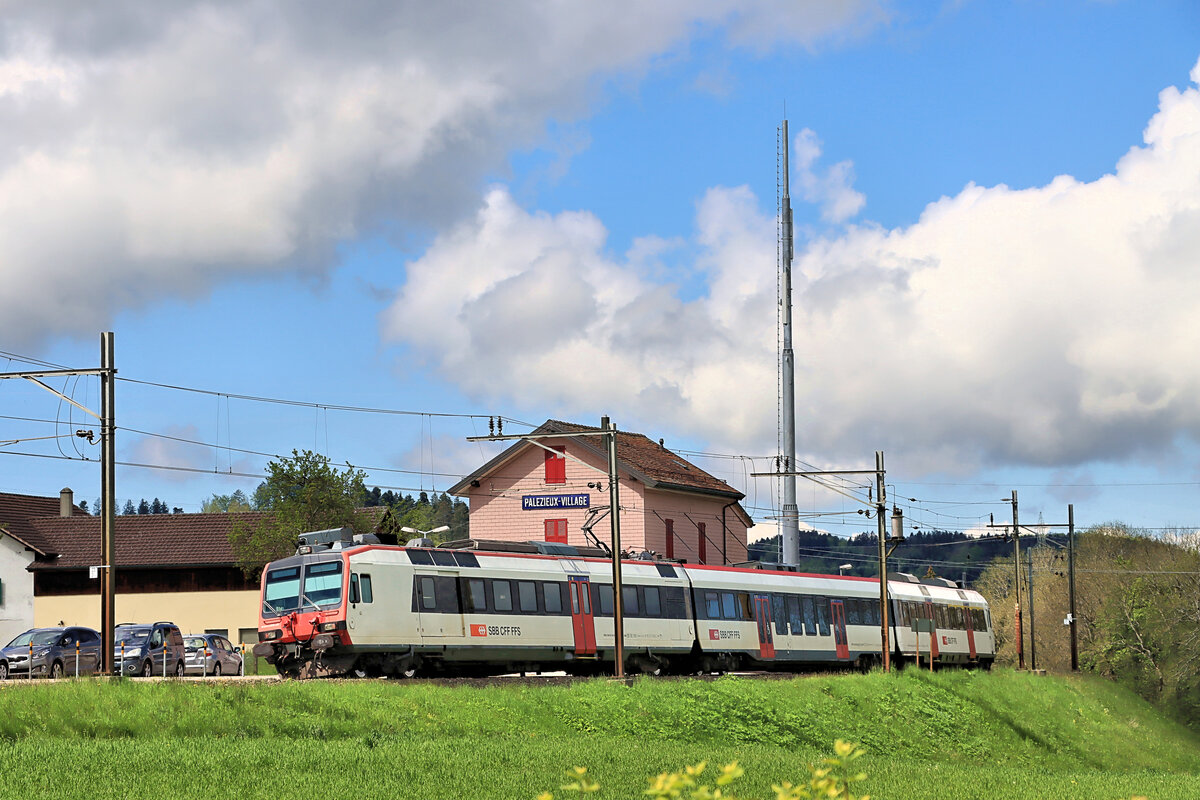 Die Broyetallinie: Domino-Zug mit Triebwagen 560 238 am Schluss im Abstieg von Palézieux zum Talboden in Moudon. Palézieux Village, 20.Mai 2021 