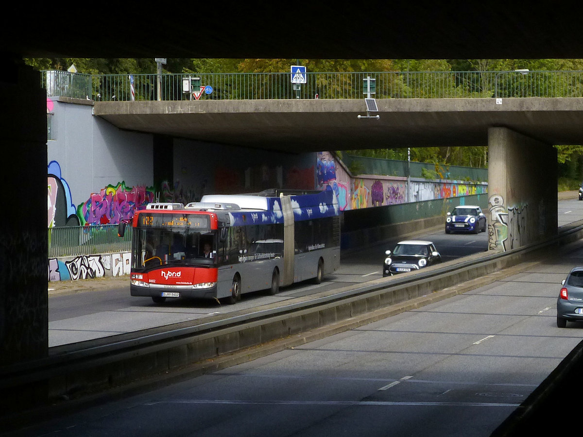 Die Bushaltestelle am S-Bahnhof Eller ist ein Traum aus Beton, liebevoll von zwei Unterführungen eingeschlossen. Am 4.9.19 hält sich der Bus 8402 (ein Urbino III 18 Hybrid) dort aber gar nicht lange auf, sondern fährt einfach Richtung Vennhauser Allee durch.