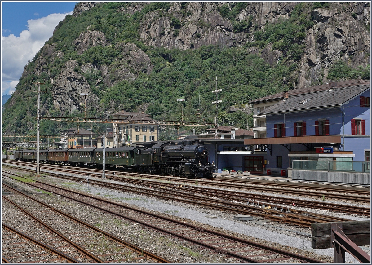 Die C 5/6 2978  Elefant  erreicht mit ihrem SRF  Schweiz aktuell am Gotthard  den Bahnhof Bodio.
28. Juli 2016 
