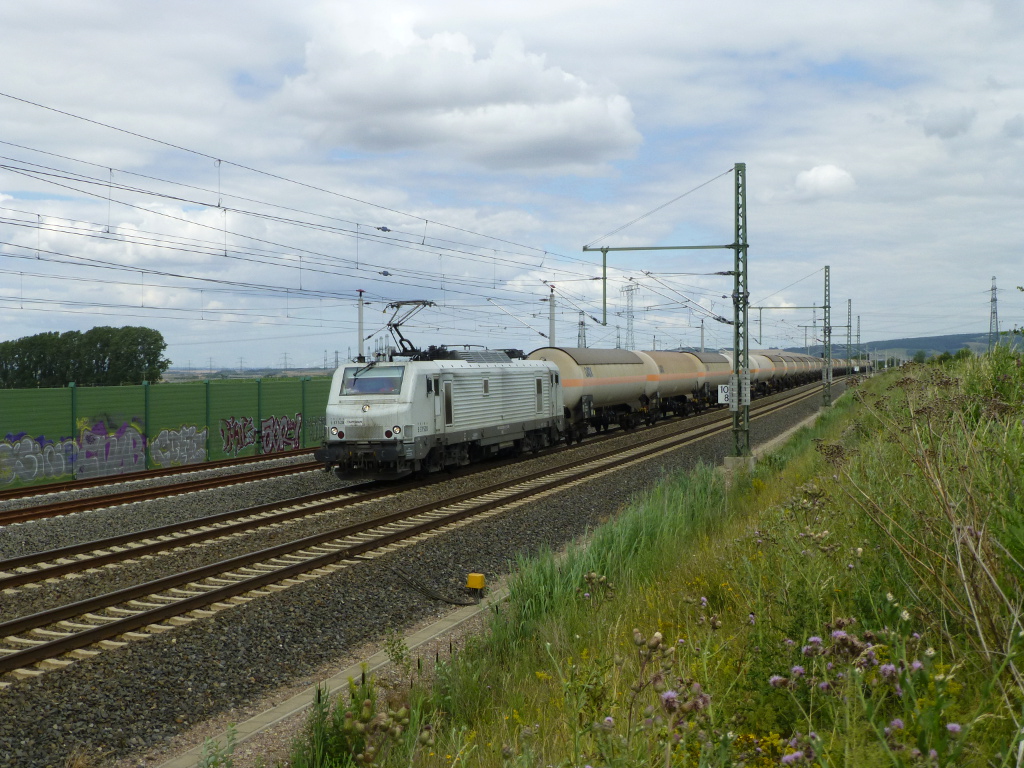 Die Captrain-Prima E 37 528 mit einem Tankwagenganzzug am Abzweig Azmannsdorf, 8.7.15