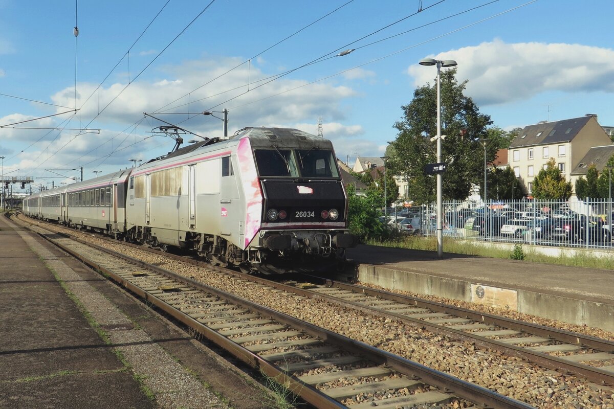 Die Carmillon (Purperrot) Aufkleber auf 26034 haben sich nach jahren 200 km/h Fahren nicht mehr durchgehalten. Der Lok zieht jedoch ohne Probleme ein CoRail-IC Zug aus Paris-Bercy nach Clermont-Ferrant in Nevers ein am 17 September 2021.