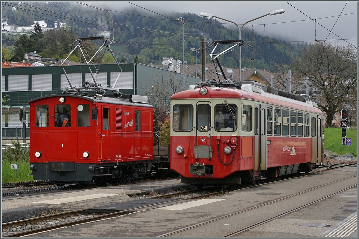 Die CEV HGe 2/2 N° 1 und der BDeh 2/4 74 in Blonay am 1. Mai 2016