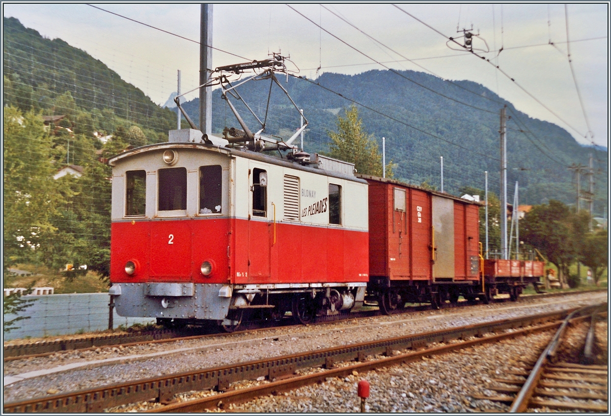 Die CEV HGe 2/2 N° 2 mit einem Fotogüterzug in Blonay.
Die Lok ist noch immer bei der CEV, etwas versteckt im Schuppen abgestellt, aber für Dienstzüge noch einsatzfähig. 

August 1986