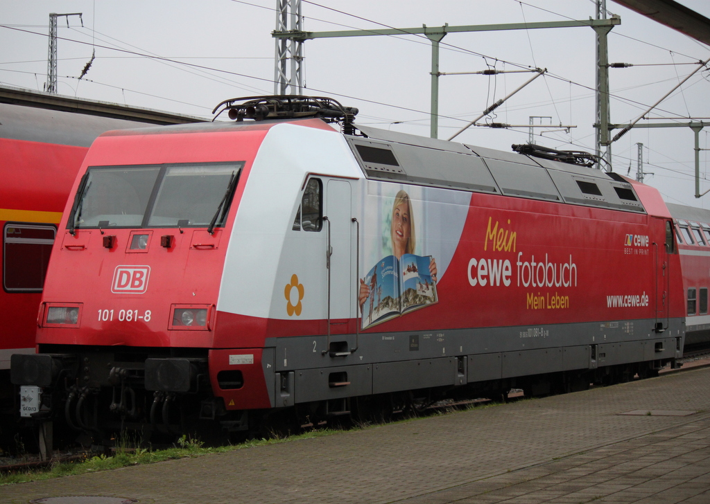 Die CEWE-Fotobuch Lok 101 081-8 abgestellt im Rostocker Hbf.01.11.2013