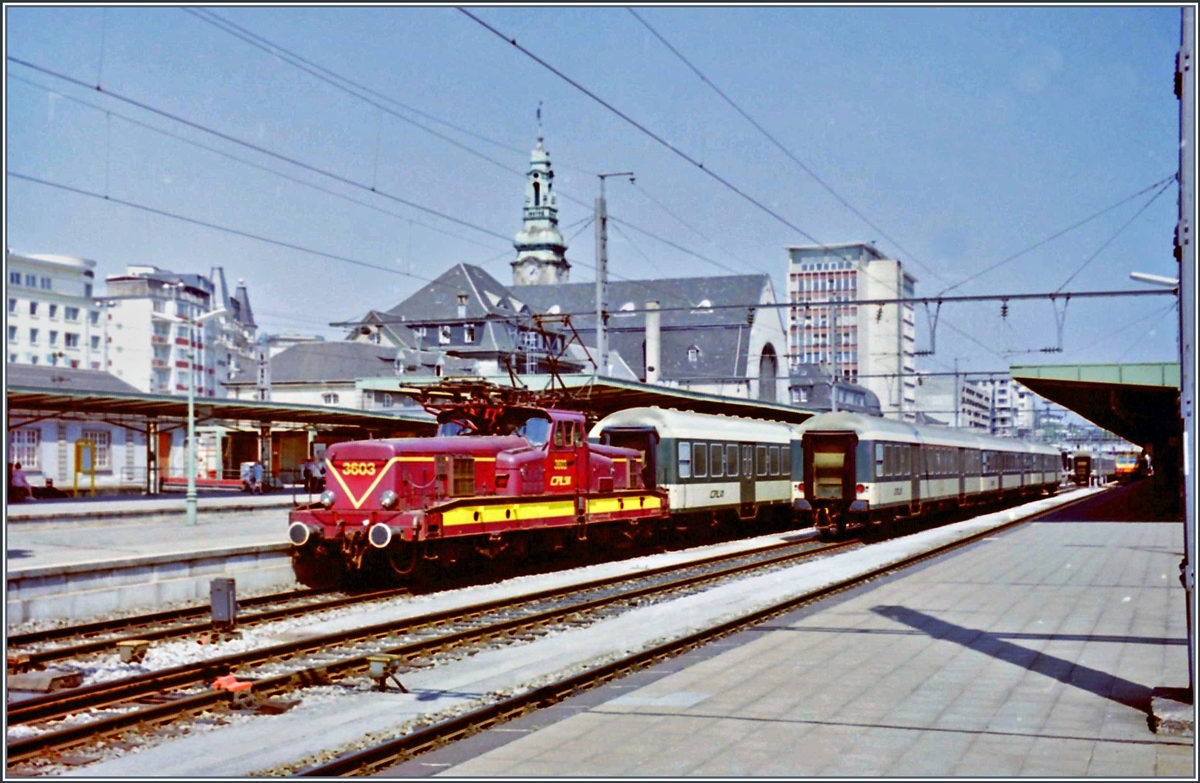 Die CFL 3603 steht mit einem Personenzug in Luxembourg. 

Analogbild vom 13. Mai 1998