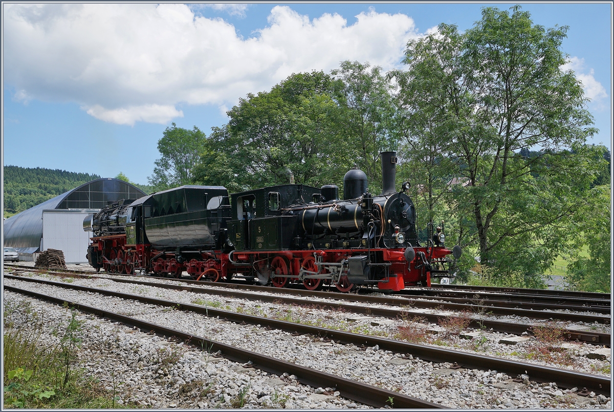 Die Coni Fer E 3/3 N° 5 und die 52 in Les Hôpitaux Neufs im Französischen Jura. 

16. Juli 2019