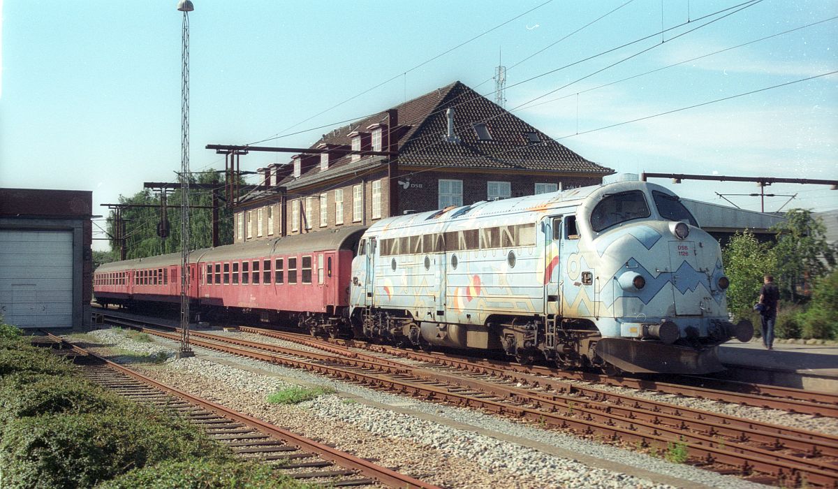 Die der dänischen GM-Gruppe gehörende MY 1126 mit der silber-blauen Lackierung im Graffiti-Stil vor einem Sonderzug nach Sonderburg am 28.07.2008 in Pattburg/Padborg 