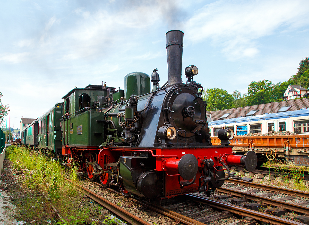 
Die Dampflok  Waldbröl  des Eisenbahnmuseums Dieringhausen hat am 28.05.2016 mit ihrem Personenzug das Eisenbahnmuseum Dieringhausen erreicht.

Die Lok wurde 1914 unter Fabrik-Nr. 2243 von der Maschinenfabrik Arnold Jung Lokomotivenfabrik GmbH in Jungenthal b. Kirchen a.d. Sieg für die Kleinbahn Bielstein-Waldbröl gebaut und dort als Lok  Waldbröl  bezeichnet. Sie ähnelt sehr stark der Preußischen T 3, so ist auch die heutige UIC Nummer 90 80 00 89 984-3 D-EMD.

Nach der Streckenstillegung (1966) war sie als Denkmal abgestellt und 42 Jahre kalt. Heute ist die Dampflok  Waldbröl  des Eisenbahnmuseums Dieringhausen das Zugpferd des Projekts  Bergischer Löwe .

TECHNISCHE DATEN:
Hersteller: Arnold Jung Lokomotivfabrik GmbH, Jungenthal b. Kirchen a.d. Sieg
Fabriknummer: 2243
Baujahr: 1914
Spurweite: 1.435 mm (Normalspur)
Achsfolge C
Typ: C n 2 t
Länge über Puffer: 9.050 mm
Rad - Durchmesser: 1.100 mm
Radstand gesamt: 3.000 mm
Gewicht: 40 t
Brems - Gewicht: 28 t
Leistung: 370 PS
Höchstgeschwindigkeit: 40 km/h
Kesselüberdruck: 13 bar
Heizfläche: gesamt: 86 m²
Rostfläche: 1,5 m²
Zylinderdurchmesser: 400 mm
Zylinderhub: 550 mm
Steuerung: Bauart Heusinger
Wasservorrat: 4,5 m³
Kohlenvorrat: 1,5 m³
Kaufpreis: 36 200 Reichsmark  