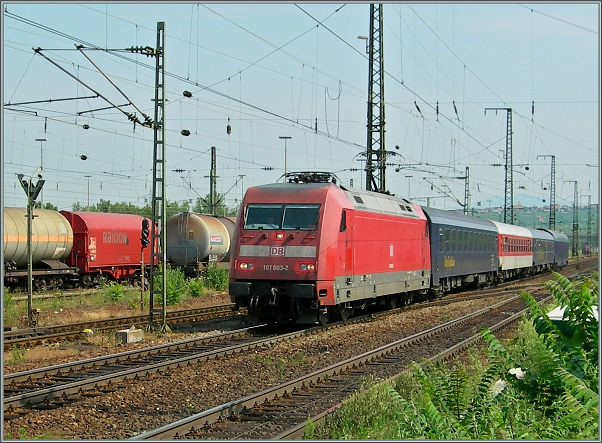 Die DB 101 003-2 erreicht mit dem CNL aus Kopenhagen Weil am Rhein, welches ohne Halt durchfahren wird.
5. Juli 2006