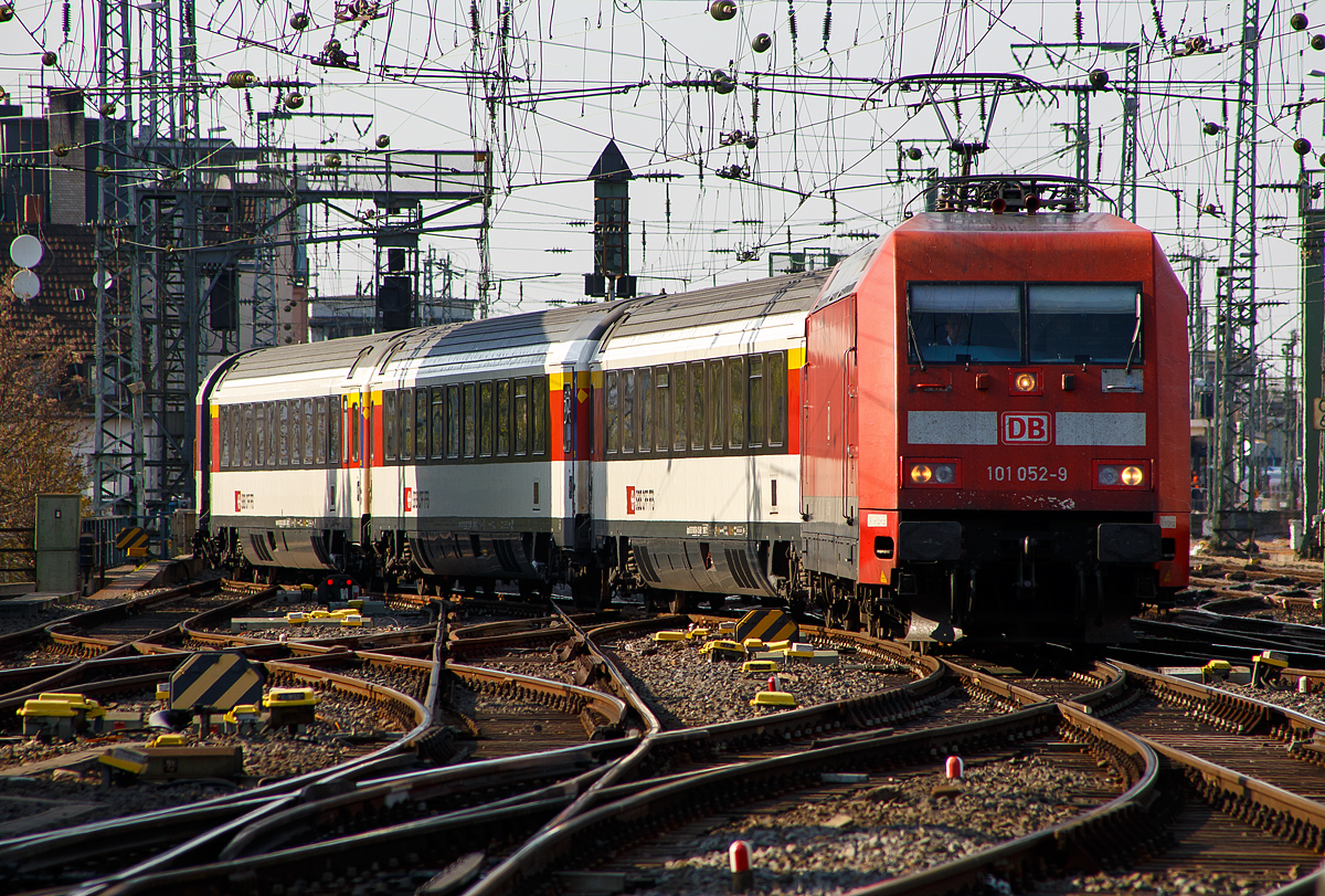 
Die DB 101 052-9 fährt am 11.06.2019 mit einem EC (bestehend aus SBB-Wagen) in den Hauptbahnhof Köln ein.