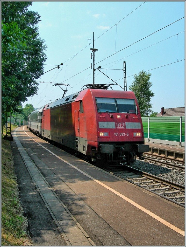 Die DB 101 092-2 färht mit einem EC mit einem SBB Panoramawagen an der Spitze in Bad Bellingen durch.
5. Juli 2006