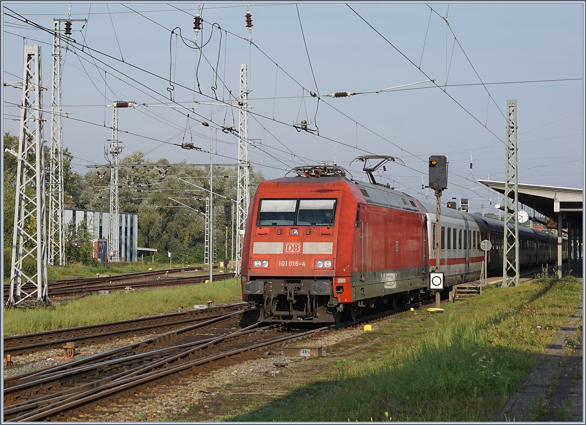 Die DB 101 106-4 verlässt mit ihrem IC nach Ostseebad Binz den Bahnhof von Rostock.
30. Sept. 2017