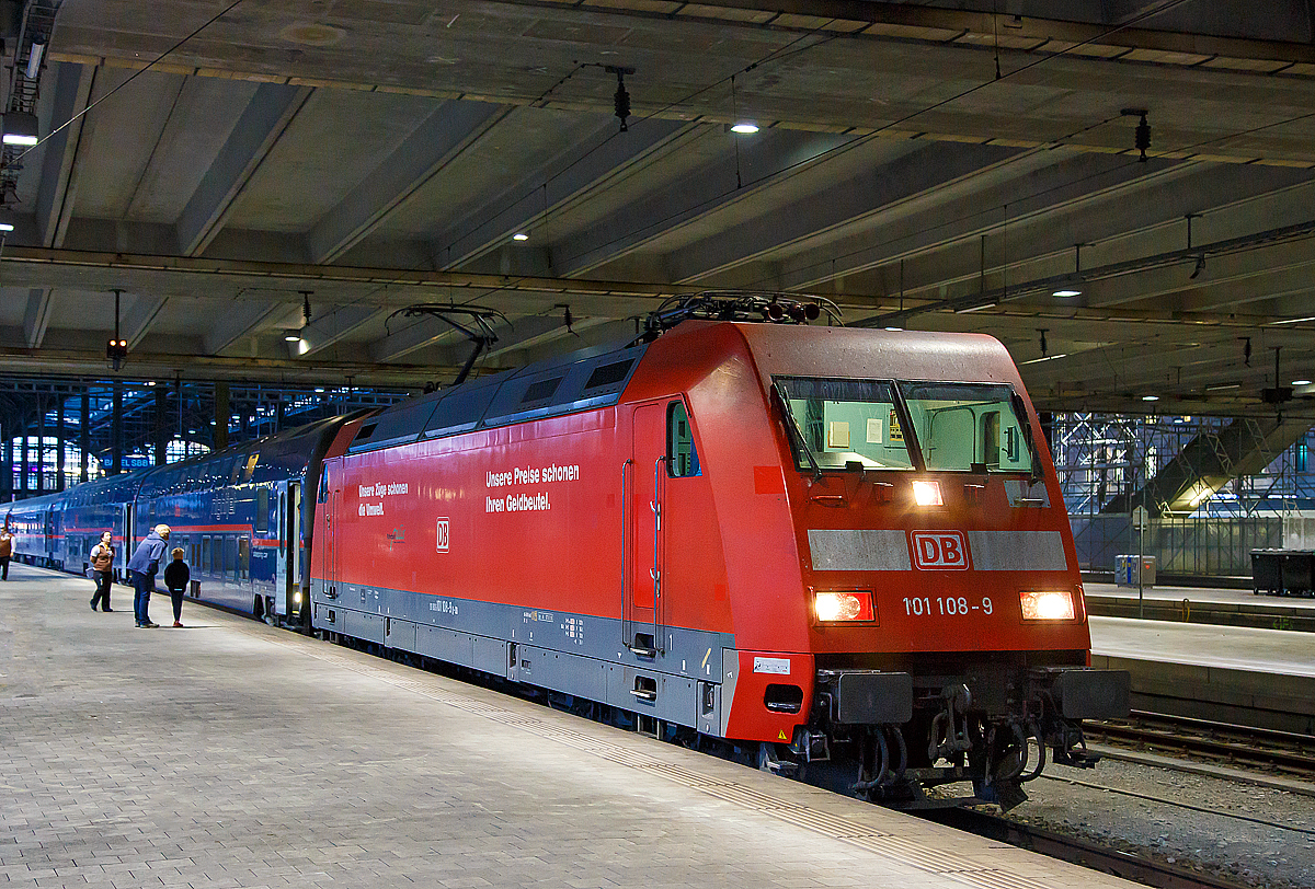 
Die DB 101 108-9 steht am Abend des 21.05.2018 im Bahnhof Basel SBB, mit dem ÖBB Nightjet Zürich – Basel – Frankfurt am Main – Hamburg (als NJ 40470) bzw. Berlin (als NJ 470), zur Abfahrt bereit.

Die 101er wurde 1998 von ADtranz unter der Fabriknummer 33218 gebaut und an die DB AG geliefert. Sie hat die komplette NVR-Nummer 91 80 6101 108-9 D-DB. Seit 2002 trägt sie die Teilreklame  Unsere Züge schonen die Umwelt - Unsere Preise schonen den Geldbeutel 

Der ÖBB Nightjet umfasst im Wesentlichen die bislang unter dem Namen ihrer Zuggattung als EuroNight vermarkteten Nachtzüge der ÖBB sowie einen Teil (wie hier) der bis Dezember 2016 von der Deutschen Bahn betriebenen CityNightLine-Züge (CNL). 

Die Fahrgastzahlen in den ersten drei Monaten lagen bereits über den Erwartungen der ÖBB, wahrscheinlich betreibt die ÖBB eine bessere Vermarktung.