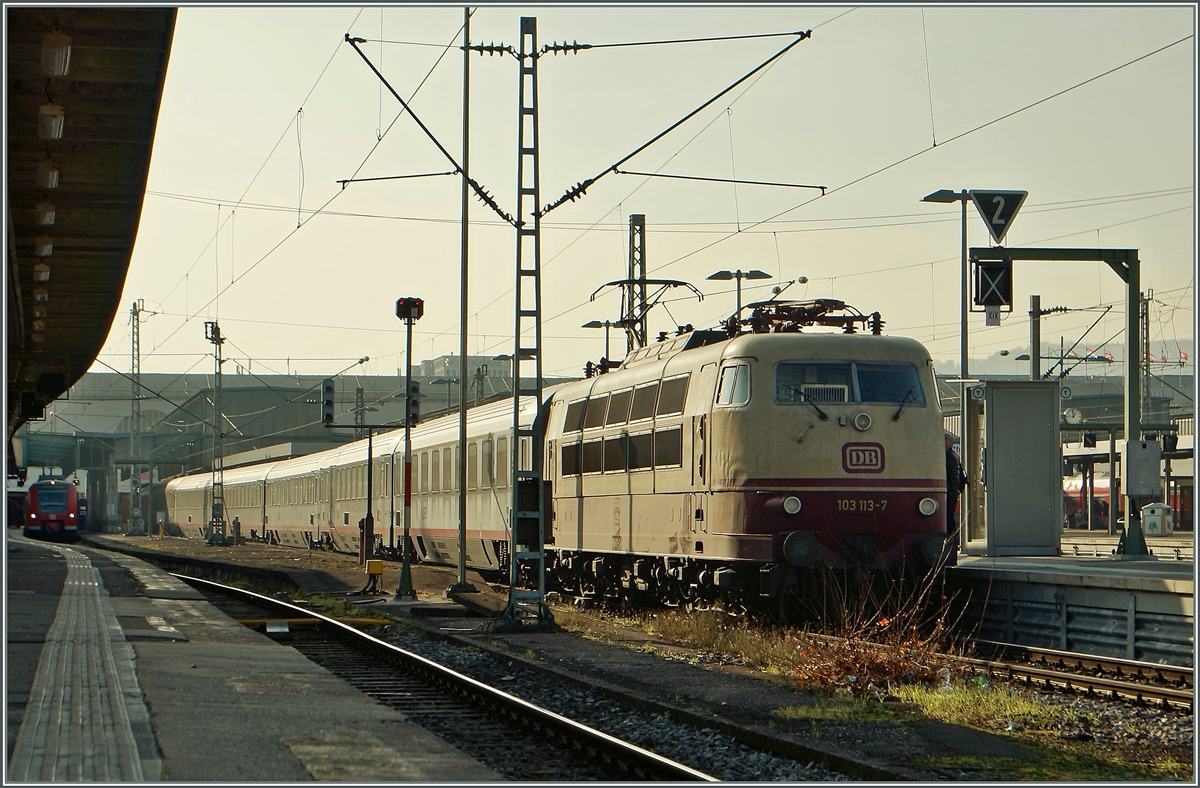 Die DB 103 113-7 mit den IC 118 nach Innsbruck bei der Abfahrt in Stuttgart.
28. Nov. 2014