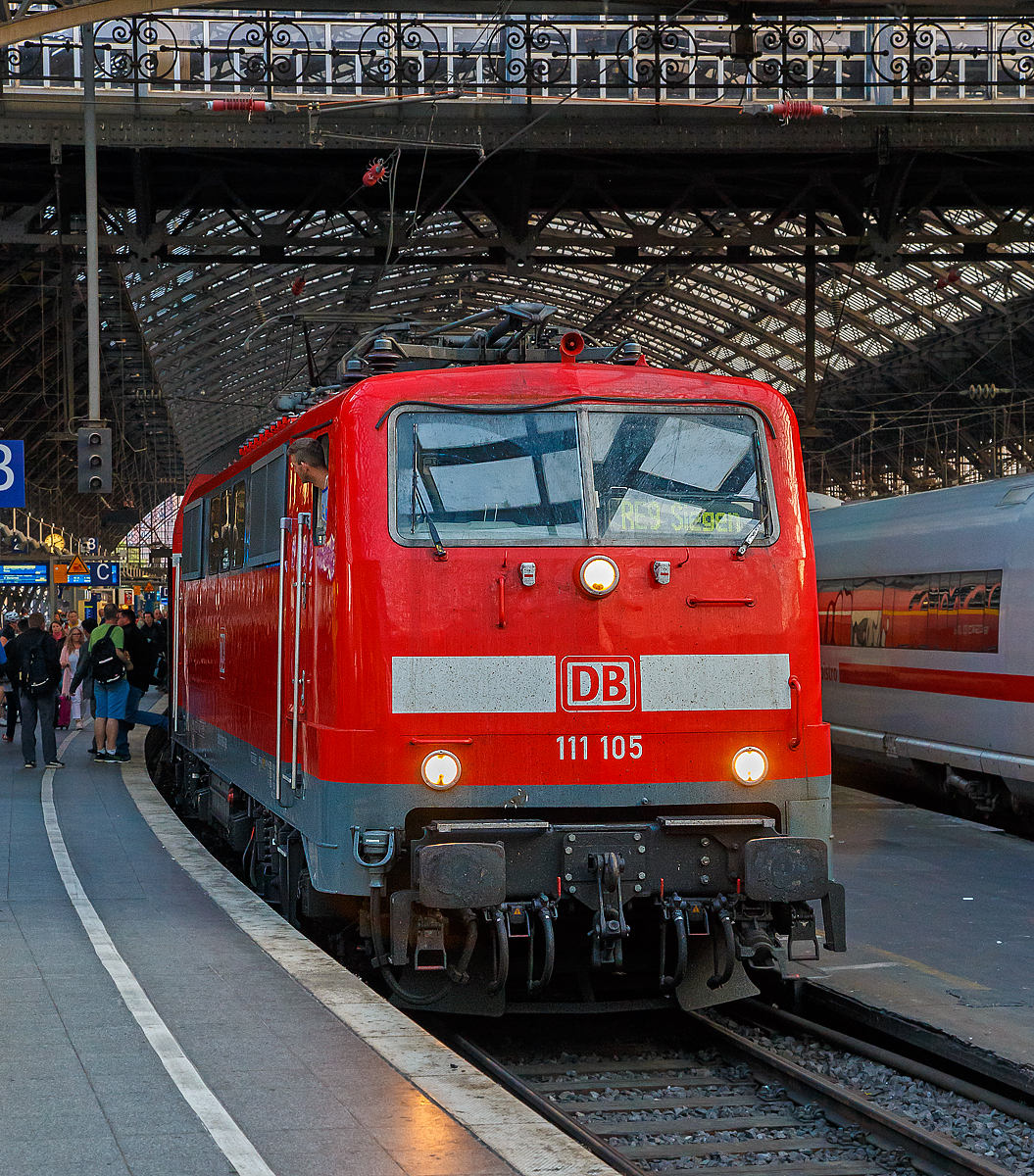 
Die DB 111 105-3 (91 80 6111 105-3 D-DB) der DB Regio NRW steht mit dem RE 9 (rsx - Rhein-Sieg-Express) Aachen - Köln - Siegen, im Hauptbahnhof Köln zur Abfahrt bereit. Aber wir wollen uns nicht hetzen und nehmen den nächsten Zug, das war auch gut so sonst hätte ich zwei 110 nicht vor der Linse gehabt. 

Die Lok wurde 1978 Henschel & Sohn in Kassel unter der Fabriknummer 32158 gebaut.
