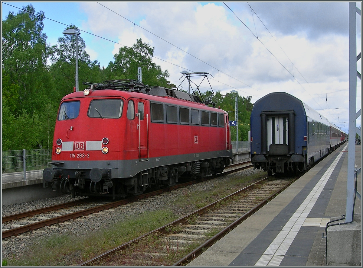 Die DB 115 293-3 (mit dem CNL/EN angekommen) raniert in Binz. 
26. Mai 2006