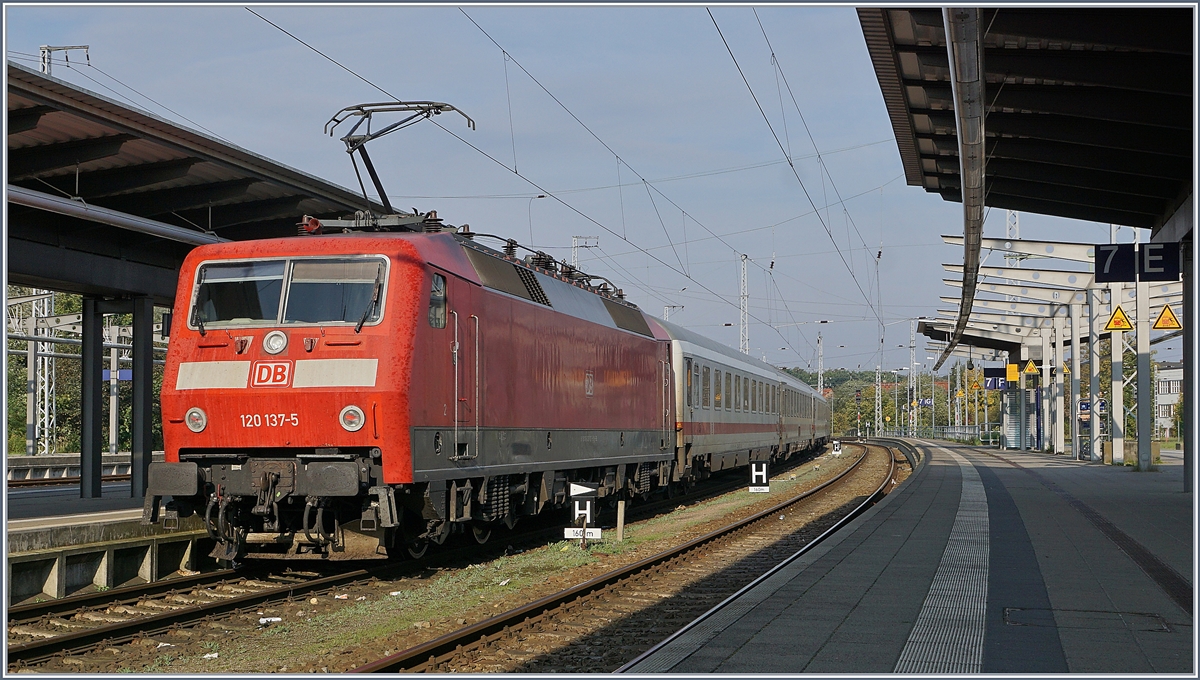 Die DB 120 137-5 macht sich mit einer Leermaterial IC-Komposition in Rostock auf den Weg nach Warnemünde. 
30. Sept. 2018