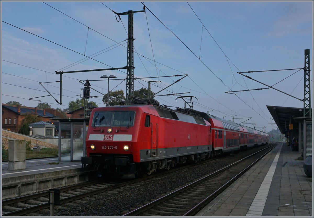 Die DB 120 205-0 mit einem RE von Rostock nach Hamburg beim Halt in Schwerin.
23. Sept. 2017